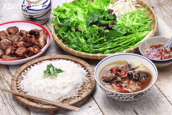 Bun cha is the culinary essence that Hanoi people take pride in.
