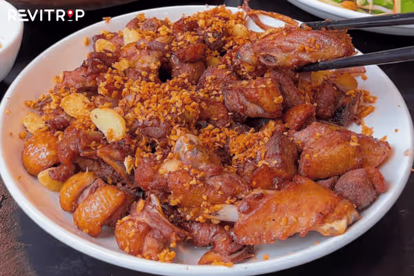 Garlic-fried duck is a popular choice among many tourists.