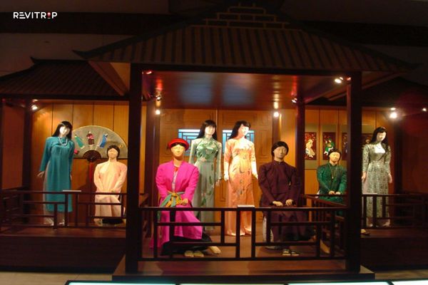 Some dresses of Kinh people