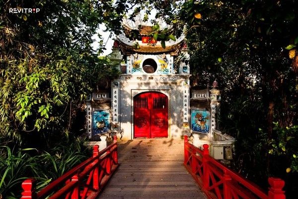Ngoc Son Temple - A Confucian temple on Hoan Kiem Lake, dedicated to the national hero.