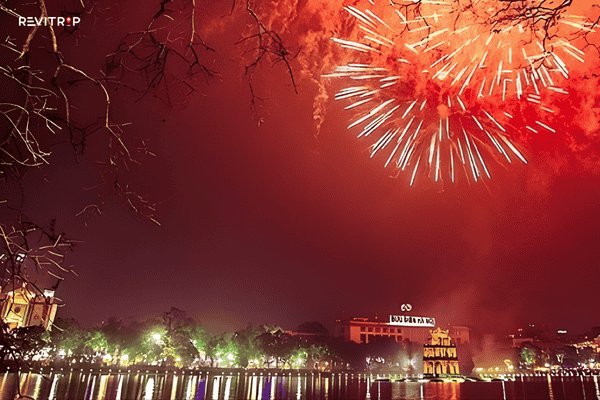Magnificent fireworks viewed from Hoan Kiem Lake