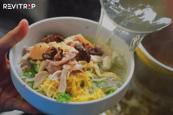 The broth of bun thang has its own unique, delicate flavor.