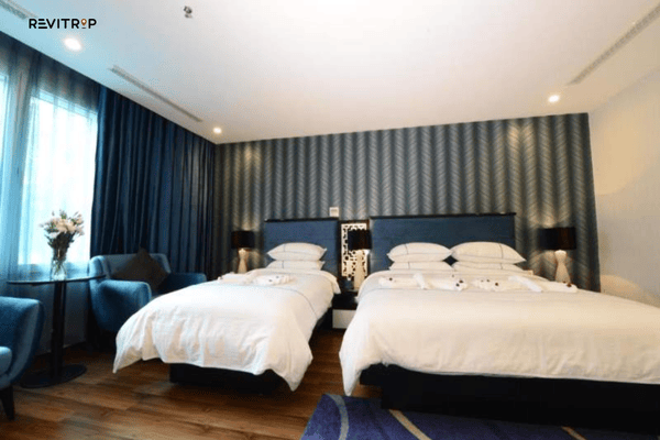 family hotels in Hanoi – Hotel Emerald Waters Classy connecting family suite with traditional Vietnamese interior