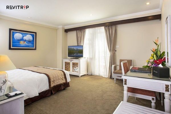 Chalcedony Hotel Hanoi double room with city view window