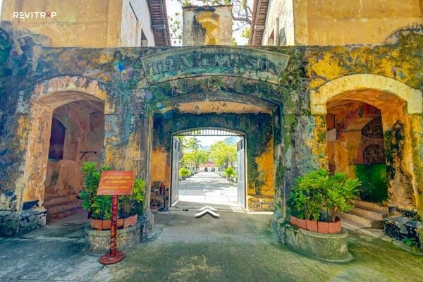 Phu Son gate