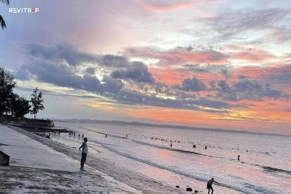 落日下的主海滩