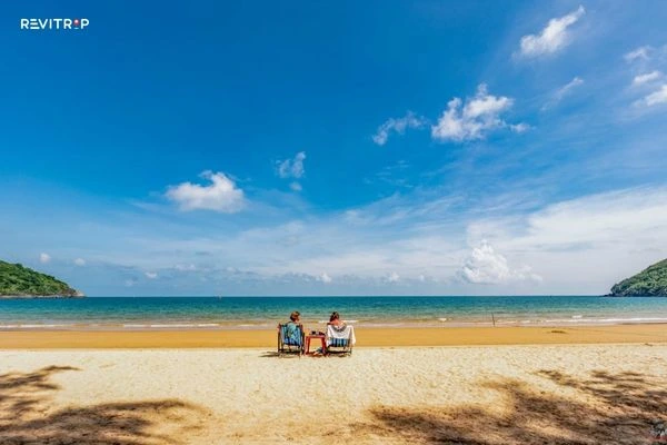 长长的白沙滩与清澈的海水