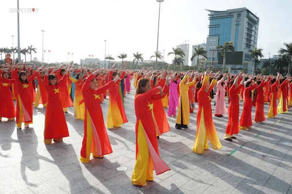 Ao dai along the Han River during Da Nang April festival