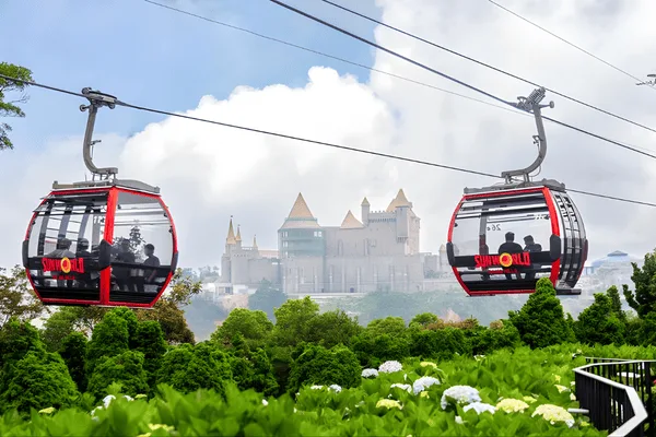 穿过山间的巴拿山缆车