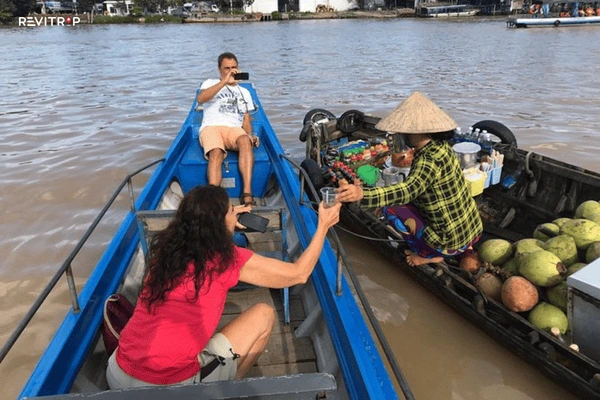 Foreigners come visit floating market Can Tho
