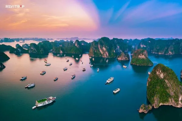 从高处俯瞰下龙湾的壮丽景色