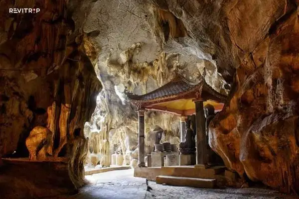 碧洞寺内部