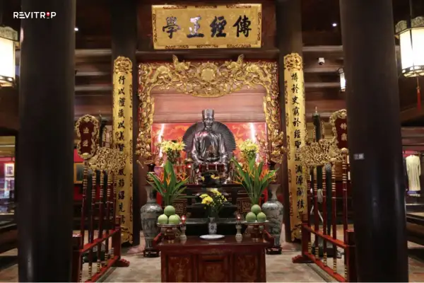 Van Mieu Quoc Tu Giam statue of king