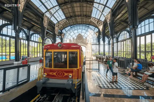 萨帕 Sun Plaza 一楼站点的芒花登山列车正准备出发前往番西邦传奇缆车站