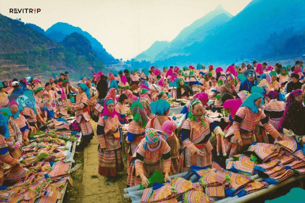 Sapa Market with ethnic minority traders