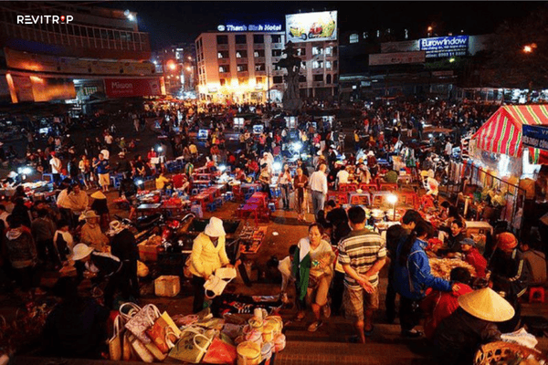 Sapa Night Market food stalls with grilled skewers and street food