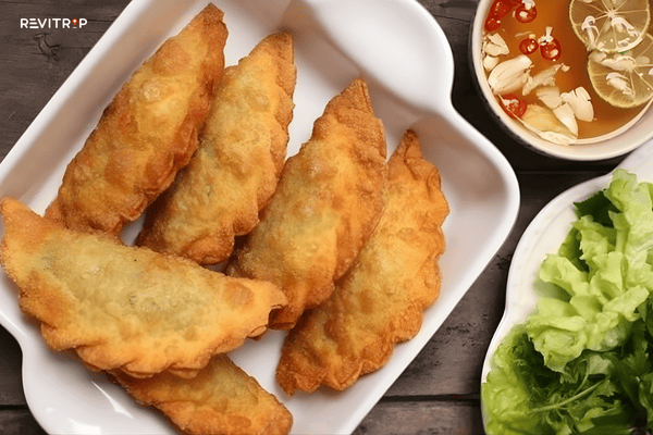 萨帕街头美食油炸枕头饼 Banh Goi，内含猪肉和蘑菇，搭配蘸酱