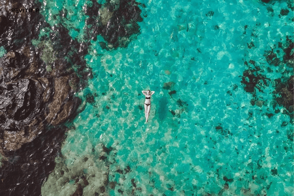 岩及岛清澈蔚蓝的海水