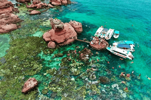 游客可以选择不同的方式前往该岛