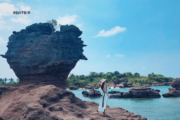 游客可以在岩及岛原始的自然风光中自由摆造型