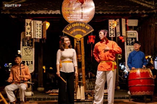 Bai Choi singer performing traditional Vietnamese folk art