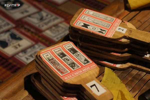 Traditional Bai Choi cards and folk game in Hoi An