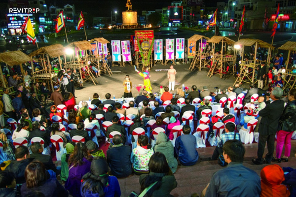 Travelers watching Bai Choi folk game in Hoi An