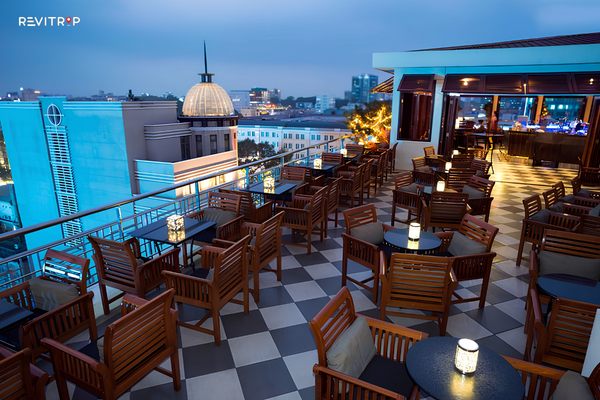 Saigon Saigon Rooftop Bar – A historic rooftop by the Opera House in central Saigon