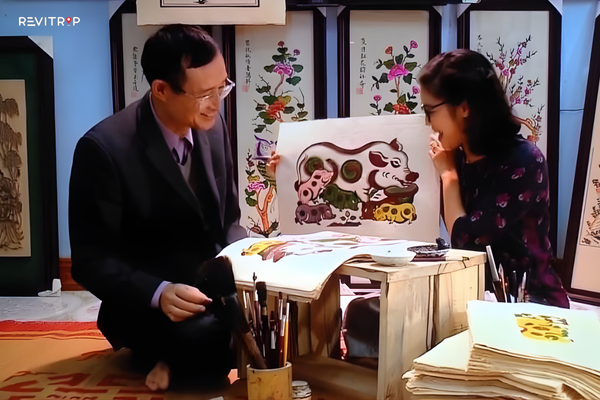 Buying Dong Ho paintings as traditional Vietnamese souvenirs