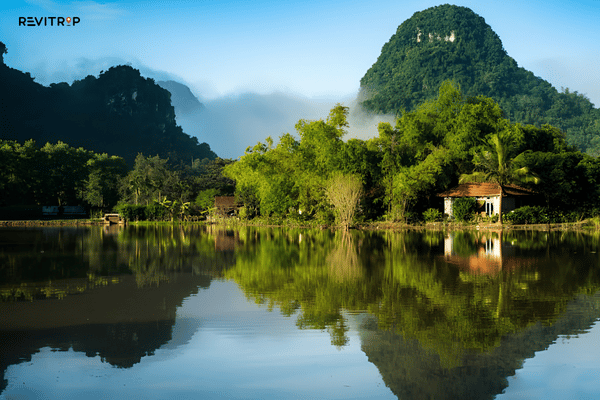 Lake and limestone mountains at Tam Coc Garden Resort in Ninh Bin